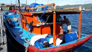 1 KAPAL PERANG TNI AL TANGKAP KAPAL ILEGAL BERBENDERA VIETNAM (1)