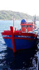 1 KAPAL PERANG TNI AL TANGKAP KAPAL ILEGAL BERBENDERA VIETNAM (2)
