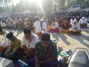 15-kodim-0829-bangkalan-gelar-sholat-idul-adha-1437h-2016-m-3