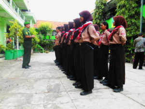 2. Babinsa Tanamkan Kedisiplinan, Wasbang dan Latih  PBB di SMP 38 Surabaya