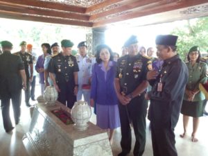 270916-kasal-dampingi-panglima-tni-ziarah-ke-makam-bungkarno-dan-gusdur-1