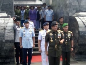 270916-kasal-dampingi-panglima-tni-ziarah-ke-makam-bungkarno-dan-gusdur-2