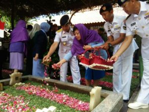 270916-kasal-dampingi-panglima-tni-ziarah-ke-makam-bungkarno-dan-gusdur-7