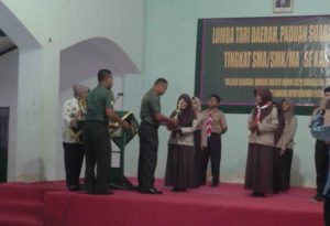 5. Dandim Bangkalan Serahkan Hadiah Pemenang Lomba Cipta Lagu dan Tarian Daerah