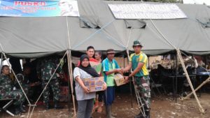 55-303-kostrad-bangun-posko-penyaluran-bantuan-23-9-16-1