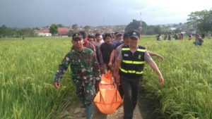 55-303-kostrad-bangun-posko-penyaluran-bantuan-23-9-16-4