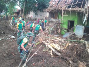 55-303-kostrad-bangun-posko-penyaluran-bantuan-23-9-16-5