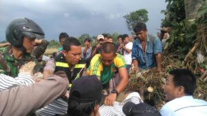 55-303-kostrad-bangun-posko-penyaluran-bantuan-23-9-16-6