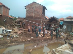 58-pangdivif1-kunjungi-posko-banjir-4