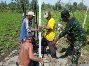 7. Babinsa Koramil Modung Bangkalan, Bantu Pembuatan Sumur Bor Untuk Petani