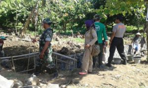 ANGGOTA POLSEK CIPARI IKUT ANDIL DALAM TMMD REG KE 97 2