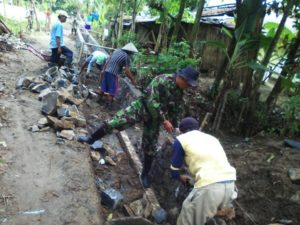 babinsa-dan-warga-dusun-pitulasi-percepat-pembangunan-saluran-irigasi-1