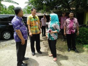 epala-bapermades-cilacap-dan-kepala-desa-mekarsari-membahas-akses-jalan-yang-akan-di-lalui-pada-pembukaan-tmmd-reguler-ke-97-1