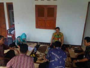 epala-bapermades-cilacap-dan-kepala-desa-mekarsari-membahas-akses-jalan-yang-akan-di-lalui-pada-pembukaan-tmmd-reguler-ke-97-2