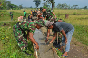 KORAMIL 080401 MAGETAN KERJA BHAKTI PENGECORAN JALAN (1)