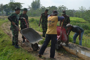 KORAMIL 080401 MAGETAN KERJA BHAKTI PENGECORAN JALAN (2)