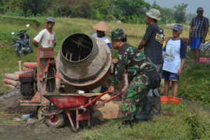 KORAMIL 080401 MAGETAN KERJA BHAKTI PENGECORAN JALAN (4)