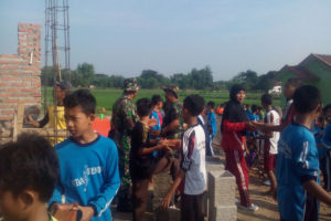 koramil-080413-bendo-karya-bhakti-membantu-pembangunan-masjid-al-mathlubin-di-mts-n-desa-tanjung-kecamatan-bendo-3