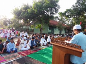 lapangan-basah-warga-perum-kodim-0703cilacap-melaksanakan-sholat-idul-adha-di-jalan-beraspal-1