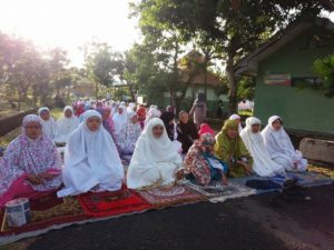 lapangan-basah-warga-perum-kodim-0703cilacap-melaksanakan-sholat-idul-adha-di-jalan-beraspal-3
