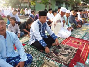 lapangan-basah-warga-perum-kodim-0703cilacap-melaksanakan-sholat-idul-adha-di-jalan-beraspal-4