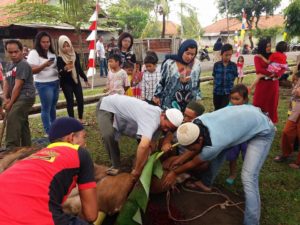 lapangan-basah-warga-perum-kodim-0703cilacap-melaksanakan-sholat-idul-adha-di-jalan-beraspal-6