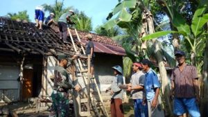 PRA TMMD, ANGGOTA TNI BERSAMA WARGA MENGAWALI RENOVASI RTLH 1