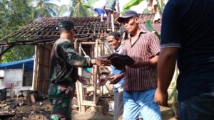 PRA TMMD, ANGGOTA TNI BERSAMA WARGA MENGAWALI RENOVASI RTLH 2