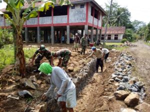TNI DAN MASYARAKAT BAHU MEMBAHU MELAKSANAKAN MENGAWALI PRA TMMD KE 97 2