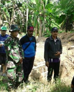 TNI DAN MASYARAKAT BAHU MEMBAHU MELAKSANAKAN MENGAWALI PRA TMMD KE 97 3