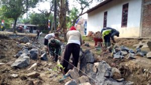 tni-rakyat-berbaur-bekerjasama-selesaikan-program-pra-tmmd-3