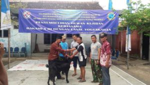 usai-sholat-idul-adha-lanal-yogyakarta-bakamla-ri-sembelih-dan-bagikan-daging-hewan-qurban-4