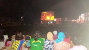 warga-masyarakat-pitulasi-dihibur-pemutaran-film-2