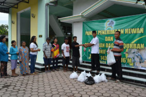 yonif-511dy-memotong-hewan-kurban-untuk-kaum-duafa-6