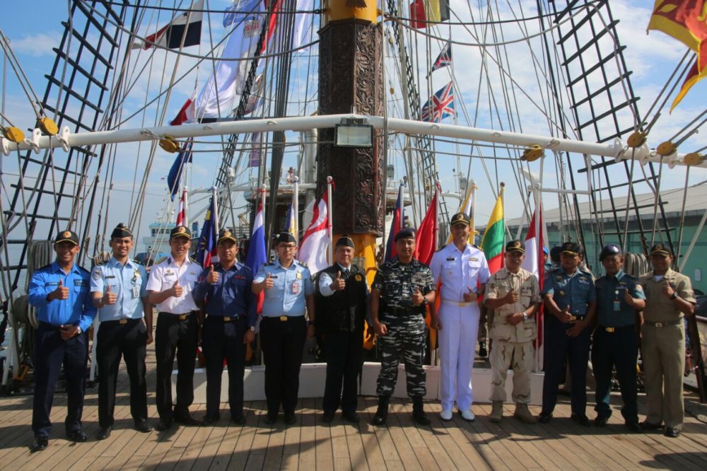 03-asean-cadet-sail-2016-peringati-hari-kesaktian-pancasila-di-kri-dewaruci-2