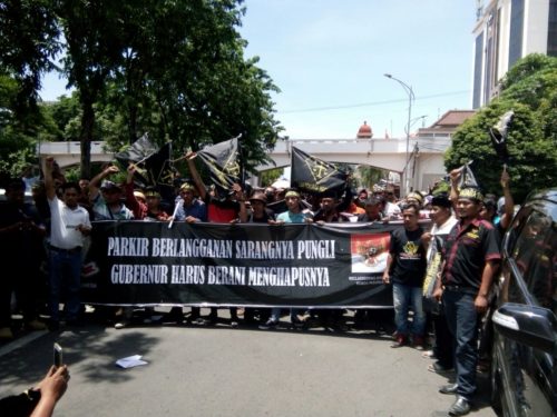 1-kodim-0830-su-bantu-kepolisian-amankan-aksi-unjuk-rasa