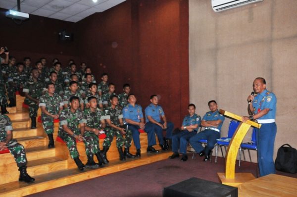 24-prajurit-kopaska-koarmatim-terima-sosialisasi-tentang-penegakan-hukum-dan-disiplin-militer-2
