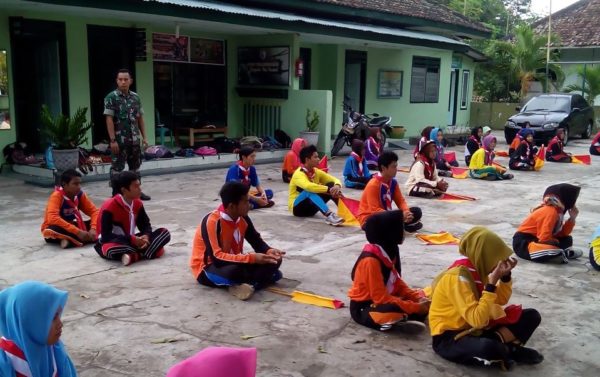 3-babinsa-koramil-01-kota-bangkalan-latih-pbb-siswa-sman-4-bangkalan