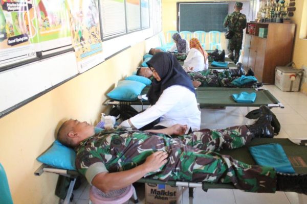 56-prajurit-denpal-divif-2-kostrad-donor-darah-rutin-pmi-kabupaten-malang-2