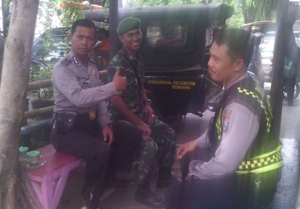 7-babinsa-bersama-babinkamtibmas-krembangan-guna-ciptakan-situasi-kondusif-melalui-komsos