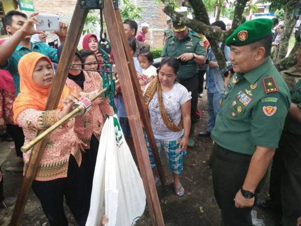 brigjen-tni-nono-suharsono-sempatkan-tinjau-pos-yandu-anggrek-1