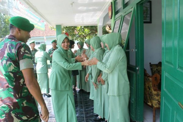 kunjungan-kerja-ketua-persit-kck-cabang-xviii-ke-ranting-12-koramil-11-1