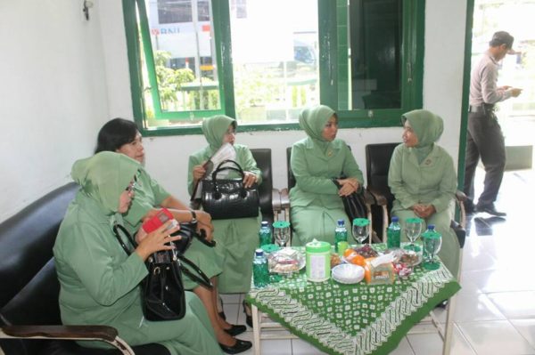 kunjungan-kerja-ketua-persit-kck-cabang-xviii-ke-ranting-12-koramil-11-3