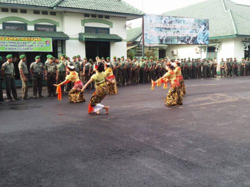 tari-tradisional-sambut-kedatangan-tim-wasev-pusterad-di-cilacap-1