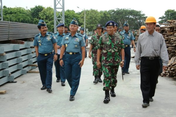 09-pangarmatim-dampingi-asrena-kasal-tinjau-pembangunan-beberapa-sarana-di-koarmatim-2