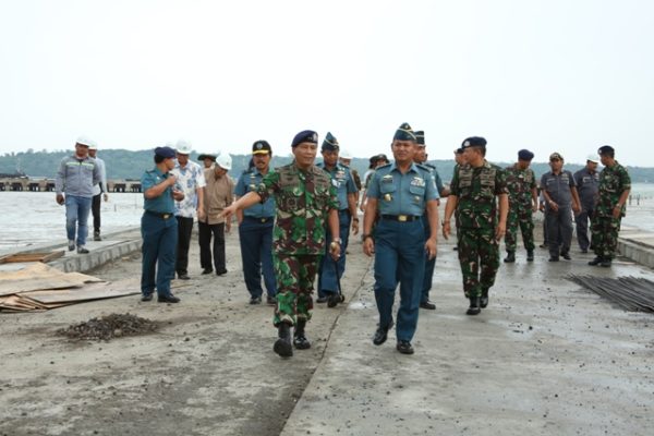 09-pangarmatim-dampingi-asrena-kasal-tinjau-pembangunan-beberapa-sarana-di-koarmatim-4