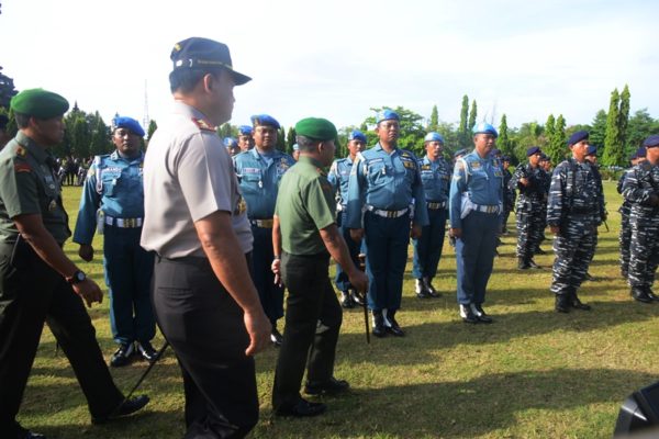 1-pangdam-ix-didampingi-kapolda-bali-inspeksi-pasukan