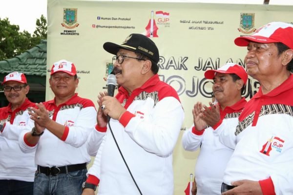 12-kasarmatim-turut-lepas-peserta-gerak-jalan-mojokerto-surabaya-2