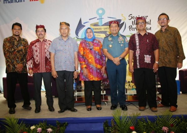 13-sebagai-narasumber-pada-acara-seminar-nasional-1