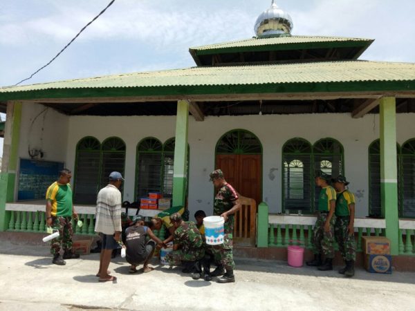 18-satgas-yonif-raider-321-kostrad-karya-bakti-pengecetan-masjid-4